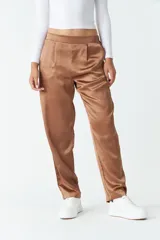 Pantalón de vestir color marrón satinado, de tiro medio, corte recto y con bolsillos laterales.