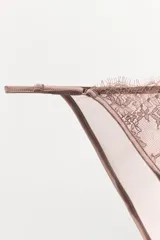 Braguita de encaje floral color marrón con tiro alto y cintura elástica ajustable.