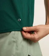 Remera lila de microfibra con escote redondo y mangas cortas.