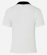 Blusa blanca acanalada de rib con cuello polo negro contrastante y mangas cortas.