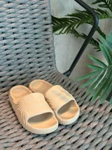 Chanclas de diseño moderno en color beige, ideales para el verano, con una suela cómoda y ligera.