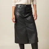 Pollera larga de cuero ovino color marrón, estilo jean, con tajo frontal.