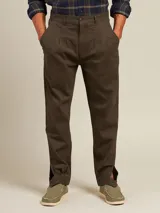 Pantalón de vestir color beige con pinzas, corte recto y bolsillos laterales.