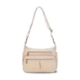 Bandolera de símil cuero color beige, con tres bolsillos frontales con cierre, un bolsillo trasero con cierre y bolsillos internos. Cuenta con una correa larga regulable.