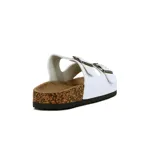 Sandalias bajas blancas con dos tiras con hebilla y suela de corcho.