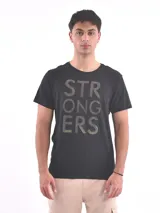Remera slim fit de color gris, con estampado gráfico frontal.