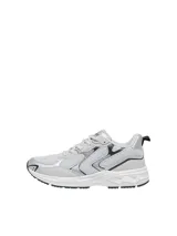 Zapatillas bajas grises con detalles en plateado y negro, con cierre de cordones y suela blanca.