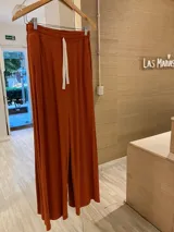 Pantalón palazzo color ladrillo, de morley de viscosa, con cintura elastizada y cordón blanco ajustable.
