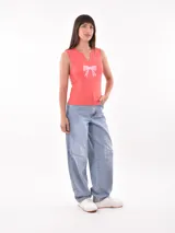 Musculosa color beige con cuello en V y estampa de un auto clásico en color rojo.