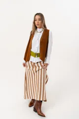 Bota texana de caña media-baja color marrón, con punta elegante y detalle de mini tachas.