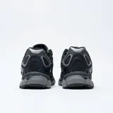 Championes Asics Gel-NYC color negro con detalles en gris plata.