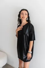 Remerón dorado con textura brillante y mangas cortas.