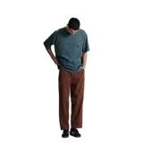 Remera verde de corte recto y mangas cortas, con bolsillo en el pecho izquierdo y logo estampado en el bolsillo.