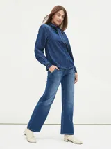 Pantalón jean de tiro alto, corte recto y color azul oscuro.