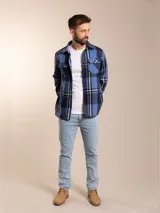 Camisa a cuadros blanca, negra y marrón, de corte regular y manga larga.