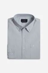 Camisa de hombre en tejido cloqué color rosa claro, corte semi slim, con logo bordado, bolsillo y manga larga.