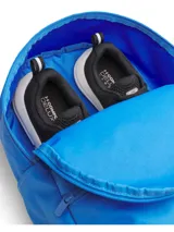 Mochila Under Armour unisex color azul con logo blanco estampado. Cuenta con dos compartimentos con cierre y asa superior. Ligera, resistente y repele el agua.