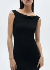 Vestido midi negro con textura, cuello barco y hombros descubiertos. Diseño entallado y manga corta. Abertura posterior en el bajo.