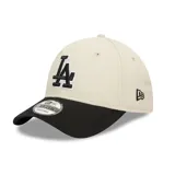 Gorra New Era 9Forty color crema con visera negra, logo de los Dodgers bordado en negro en el frente y logo de New Era bordado en negro en el lateral.