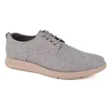 Zapato casual color beige con cordones, de tela con textura y suela marrón.