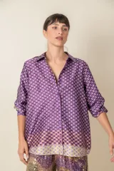 Camisa italiana de satén estampado en tonos morados, con mangas largas y corte holgado.