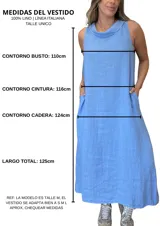 Vestido largo sin mangas color azul claro, confeccionado en lino, con cuello tipo buche o drapeado. Presenta un calce holgado y bolsillos laterales.