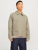 Campera color verde militar, con cuello clásico, cierre frontal con cremallera y bolsillos laterales.