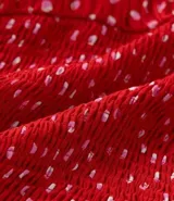 Vestido midi rojo con estampado de lunares blancos, escote cuadrado, mangas cortas con volados y falda acampanada. Presenta detalle de lastex en la espalda y abertura frontal. Confeccionado en viscosa.