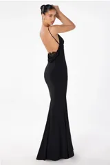 Vestido largo de fiesta negro, con breteles finos, escote en V y corte sirena.