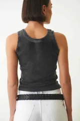 Musculosa básica de morley color gris con efecto desgastado y cuello a la base.