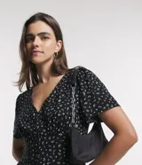 Enterito corto de viscosa con estampado floral liberty, escote en V, mangas cortas, botones en el busto y cintura elastizada.