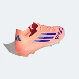 Championes de fútbol Adidas F50 League, color naranja coral con tres franjas y texto "F50" en azul oscuro. Cuentan con suela Sprintplate para terreno firme/multiterreno.