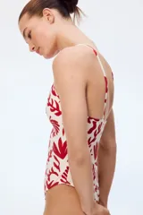 Traje de baño enterizo blanco con estampado de motivos marinos en color rojo.