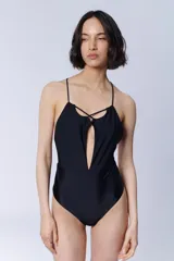 Malla entera negra con escote en V y tirantes finos, de diseño estilizado.