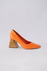 Zapato de cuero color naranja, con punta fina y taco cuadrado forrado en cuero tipo madera.