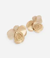 Maxi caravanas en forma de flor con baño de oro claro, diseñadas con pétalos que combinan chapa lisa y alambrado delicado. Poseen cierre de tuerca.