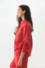 Camisa manga larga color ladrillo confeccionada en lino y algodón.