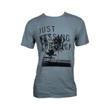 Remera de manga corta color celeste con estampa de palmeras y texto en negro.