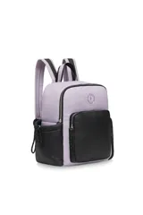 Mochila de poliéster color verde claro con detalles en negro y beige. Tiene un bolsillo frontal con cierre, dos bolsillos laterales y correas ajustables.