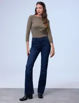 Jean elastizado de mezclilla azul oscuro, tiro medio, con pierna recta y detalle de pespuntes en contraste.