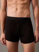 Pack de tres bóxers Calvin Klein Ultra Soft Modal negros, de corte slim y talle medio, confeccionados en micro modal y elastano, con cintura elástica distintiva con logo de la marca.