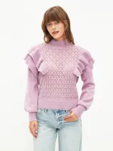 Sweater lila de tejido calado con cuello alto y mangas largas abullonadas con volados.