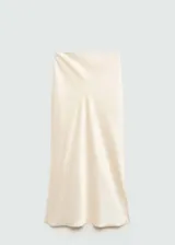 Falda maxi color crema de tejido satinado con goma elástica en la cintura y abertura lateral.