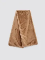 Chal o bufanda de pelo sintético largo y grueso, color camel o marrón claro, con acabado suave y mullido.