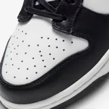 Zapatillas Nike Dunk Low Retro, color blanco y negro, con el logo de Nike en negro en los laterales.