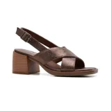 Sandalia de cuero sintético color negro, con tiras cruzadas en el empeine, pulsera con hebilla al tobillo y taco cuadrado bajo.