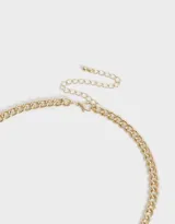 Collar corto dorado con cadena de eslabones gruesos y dije de moño.