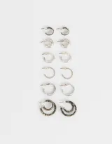 Set de seis pares de aros argolla bañados en plata, con diferentes texturas y cierre de tope a presión.