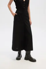 Pantalón ancho de tiro alto, color negro, con bolsillos laterales y confección en tela de lino.