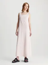 Vestido largo de punto de algodón color rosa claro, con cuello redondo y corte holgado.